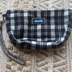 KAVU BLACK AND WHITE FLANNEL WRISTLET